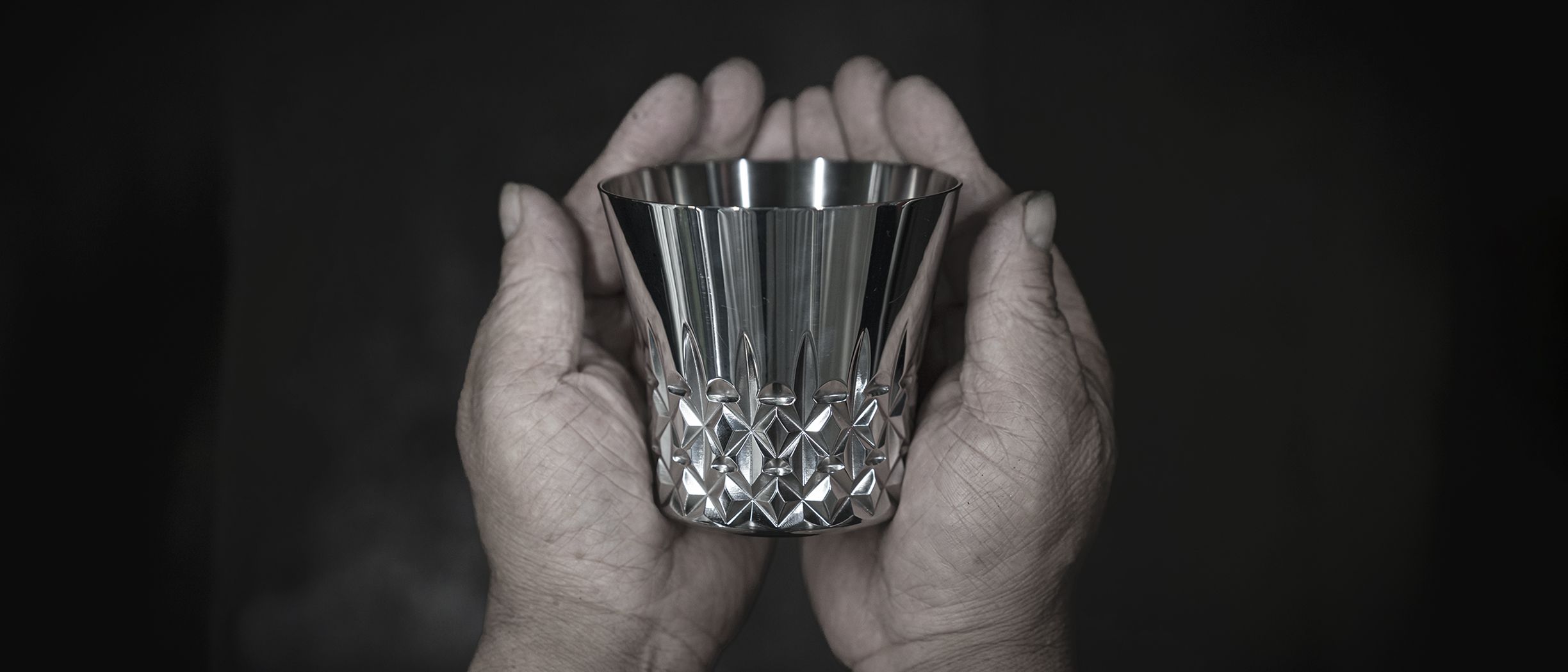 桐箱の周りに配置された金属加工や溶接加工の道具